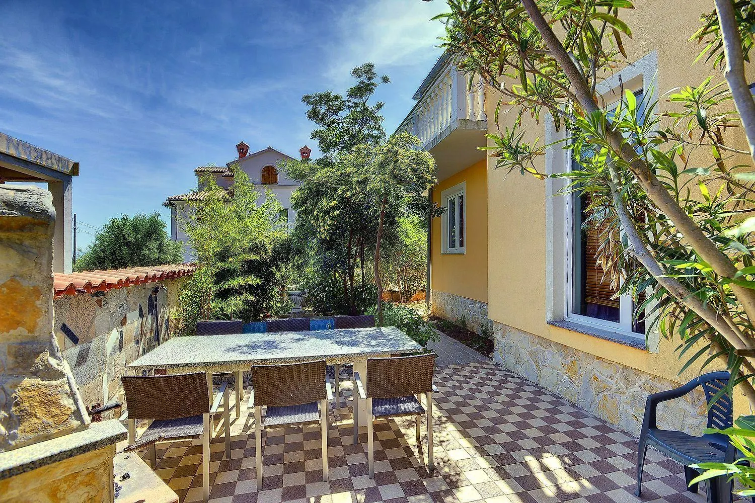 Lägenhet Ferienwohnung Nur 500 Meter Bis Zum Kieselstrand Mit Grossem Pool , Schlafzimmer, Bad, Kueche, Klima, Wlan Ližnjan
