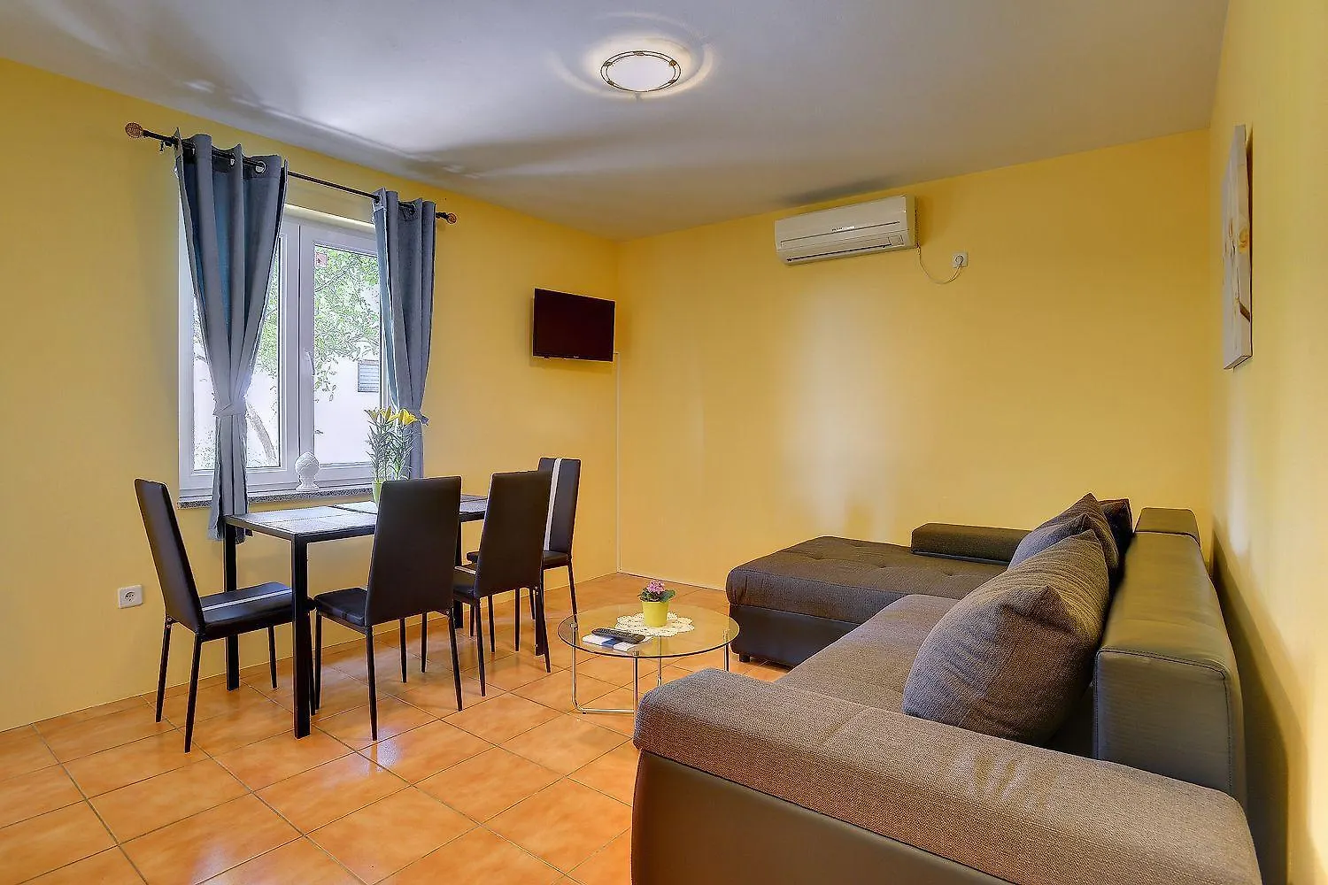 Ferienwohnung Nur 500 Meter Bis Zum Kieselstrand Mit Grossem Pool , Schlafzimmer, Bad, Kueche, Klima, Wlan Ližnjan 0*,