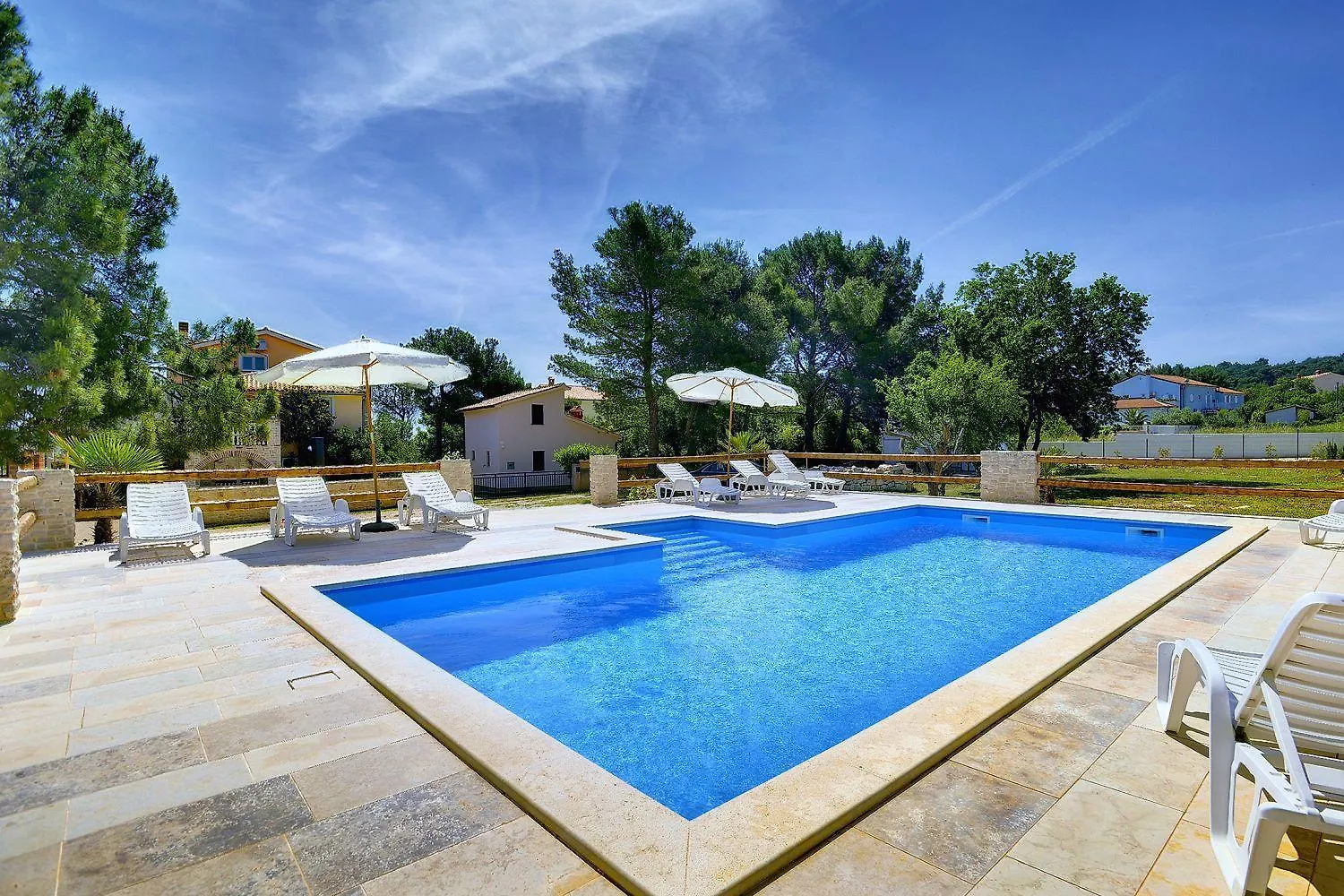 Lägenhet Ferienwohnung Nur 500 Meter Bis Zum Kieselstrand Mit Grossem Pool , Schlafzimmer, Bad, Kueche, Klima, Wlan Ližnjan