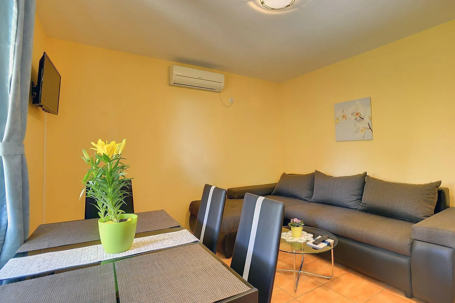 Ferienwohnung: Beachside Retreat with Pool and Wi-Fi Liznjan