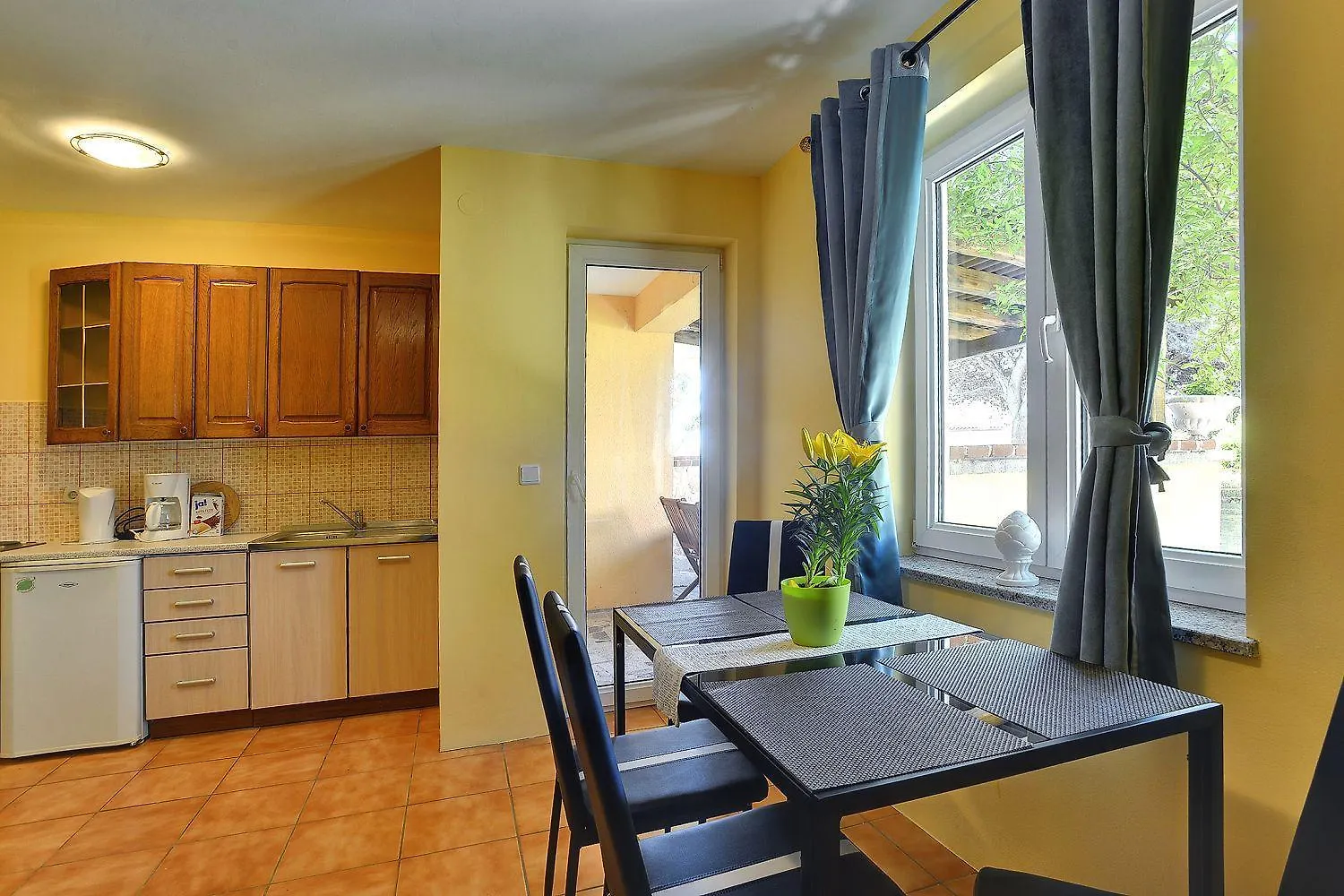 Ferienwohnung: Beachside Retreat with Pool and Wi-Fi Liznjan Apartment