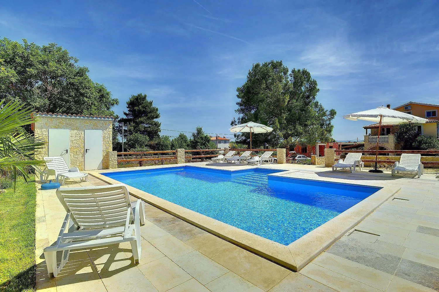 Ferienwohnung: Beachside Retreat with Pool and Wi-Fi Liznjan