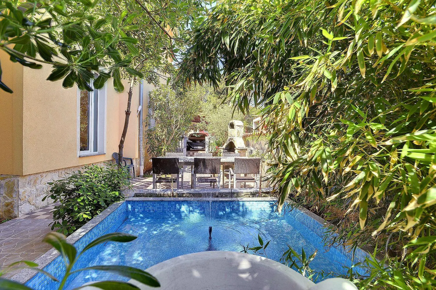 Ferienwohnung: Beachside Retreat with Pool and Wi-Fi Liznjan 0*,