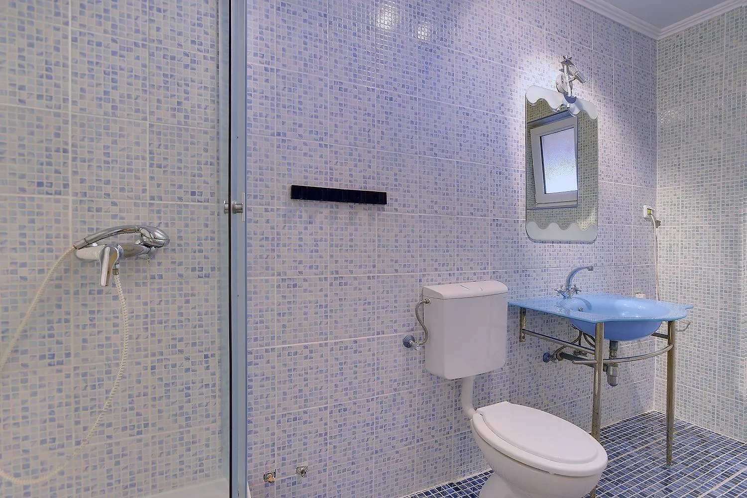 Ferienwohnung: Beachside Retreat with Pool and Wi-Fi Liznjan Apartment